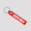Rode leren sleutelhanger met zilveren ring en tekst 'BESTE MAAT'