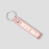 Roze leren sleutelhanger met zilveren ring en tekst 'BESTE MAAT'