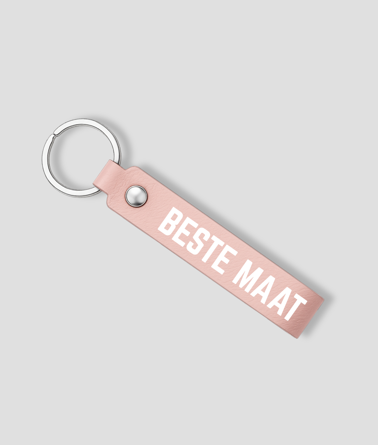 Roze leren sleutelhanger met zilveren ring en tekst 'BESTE MAAT'
