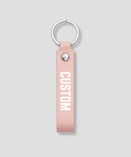 Roze leren sleutelhanger met zilveren ring, voorbeeldtekst 'CUSTOM'
