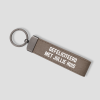 Taupe suède sleutelhanger met metalen ring en tekst 'GEFELICITEERD MET JULLIE HUIS'