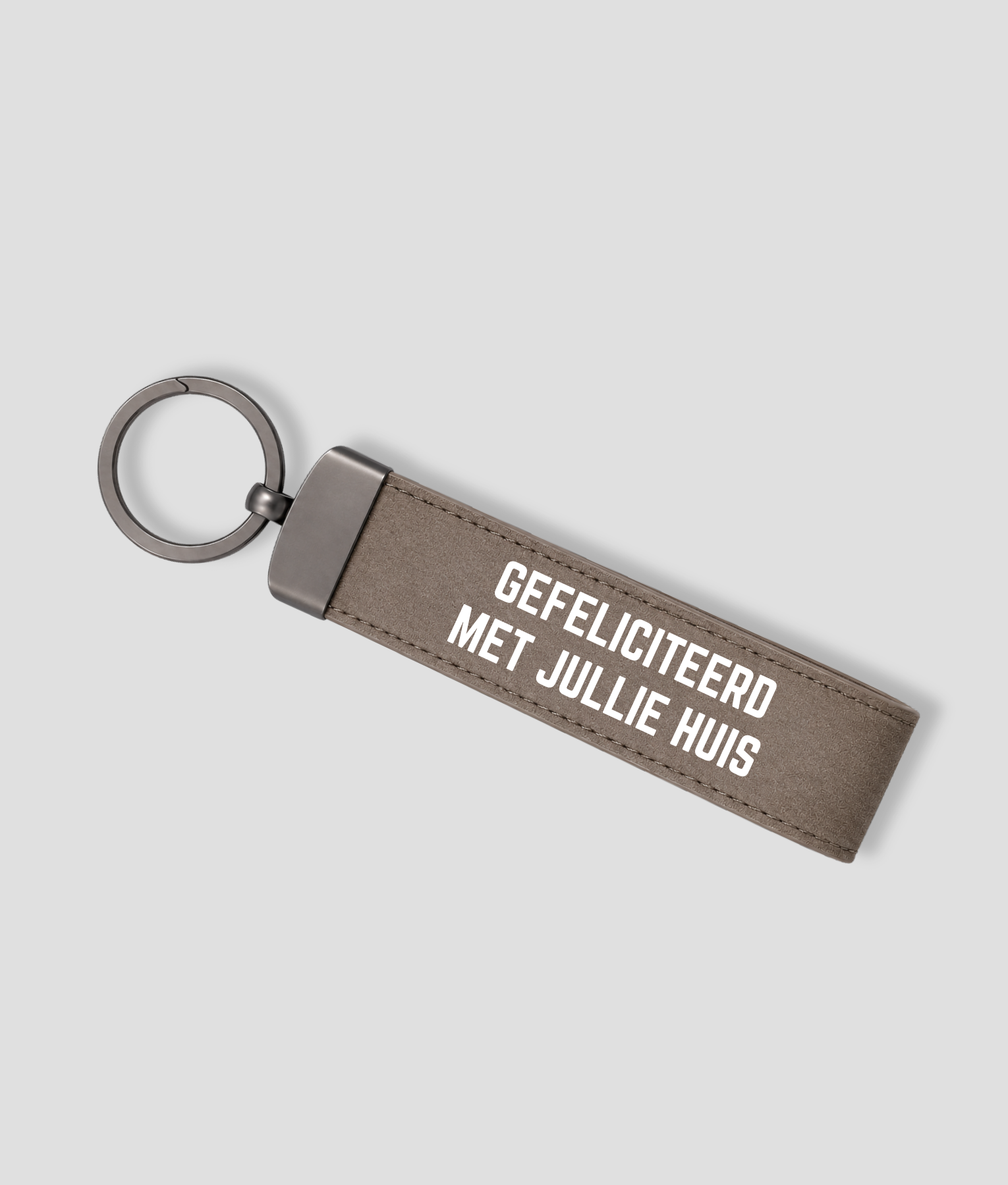 Taupe suède sleutelhanger met metalen ring en tekst 'GEFELICITEERD MET JULLIE HUIS'