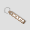 Taupe leren sleutelhanger met zilveren ring en tekst 'BESTE MAAT'