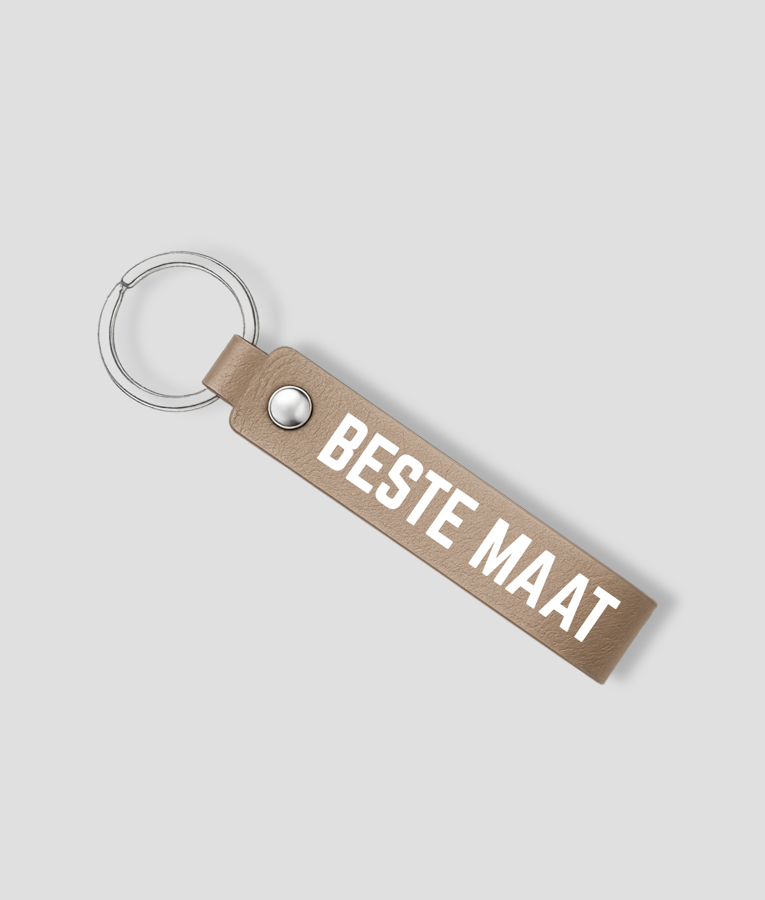 Taupe leren sleutelhanger met zilveren ring en tekst 'BESTE MAAT'