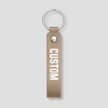 Taupe leren sleutelhanger met zilveren ring, voorbeeldtekst 'CUSTOM'