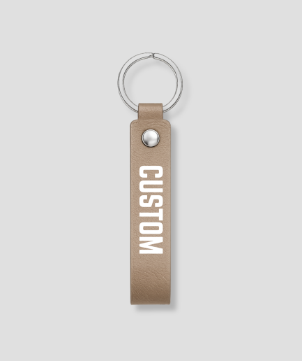 Taupe leren sleutelhanger met zilveren ring, voorbeeldtekst 'CUSTOM'