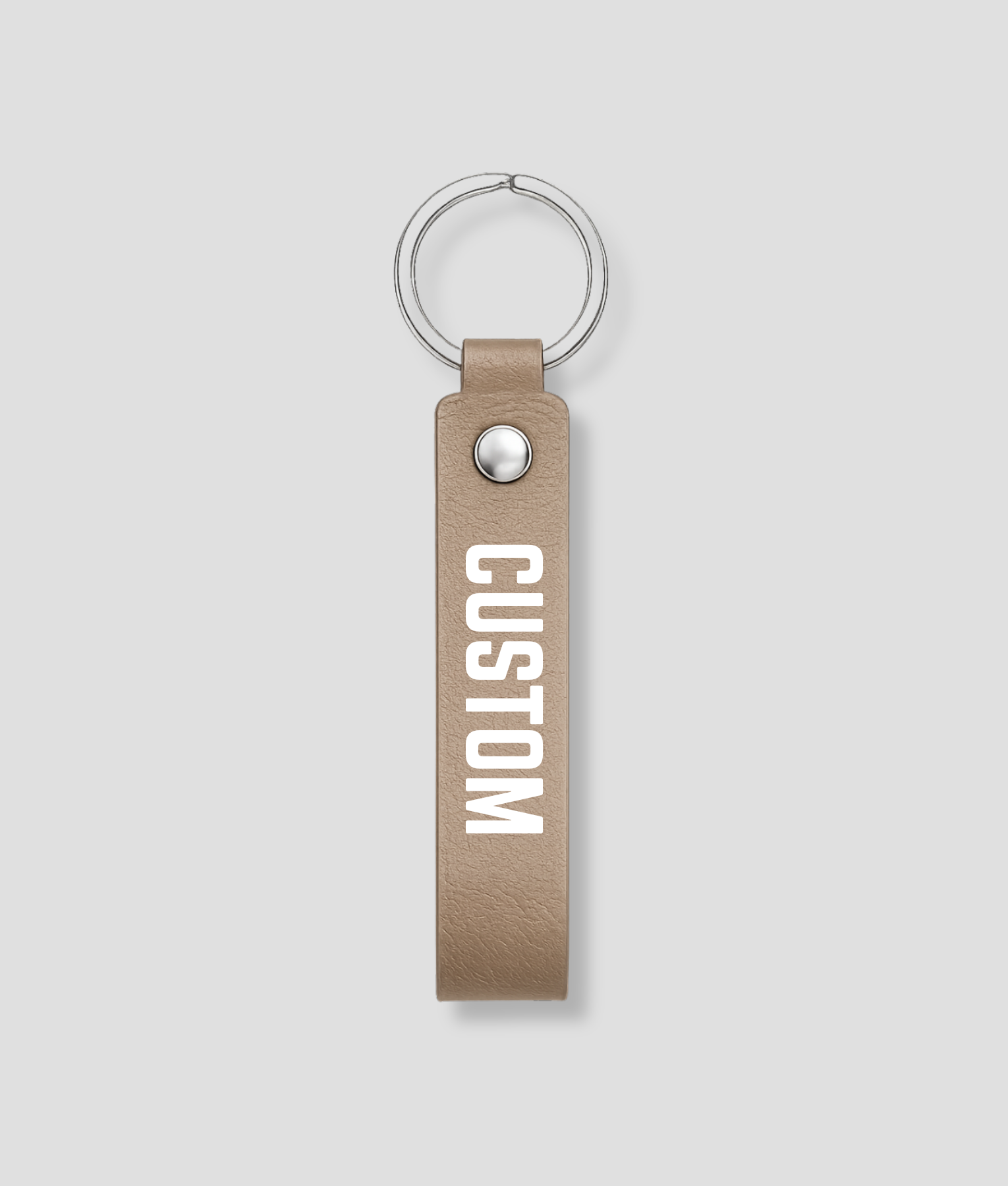 Taupe leren sleutelhanger met zilveren ring, voorbeeldtekst 'CUSTOM'