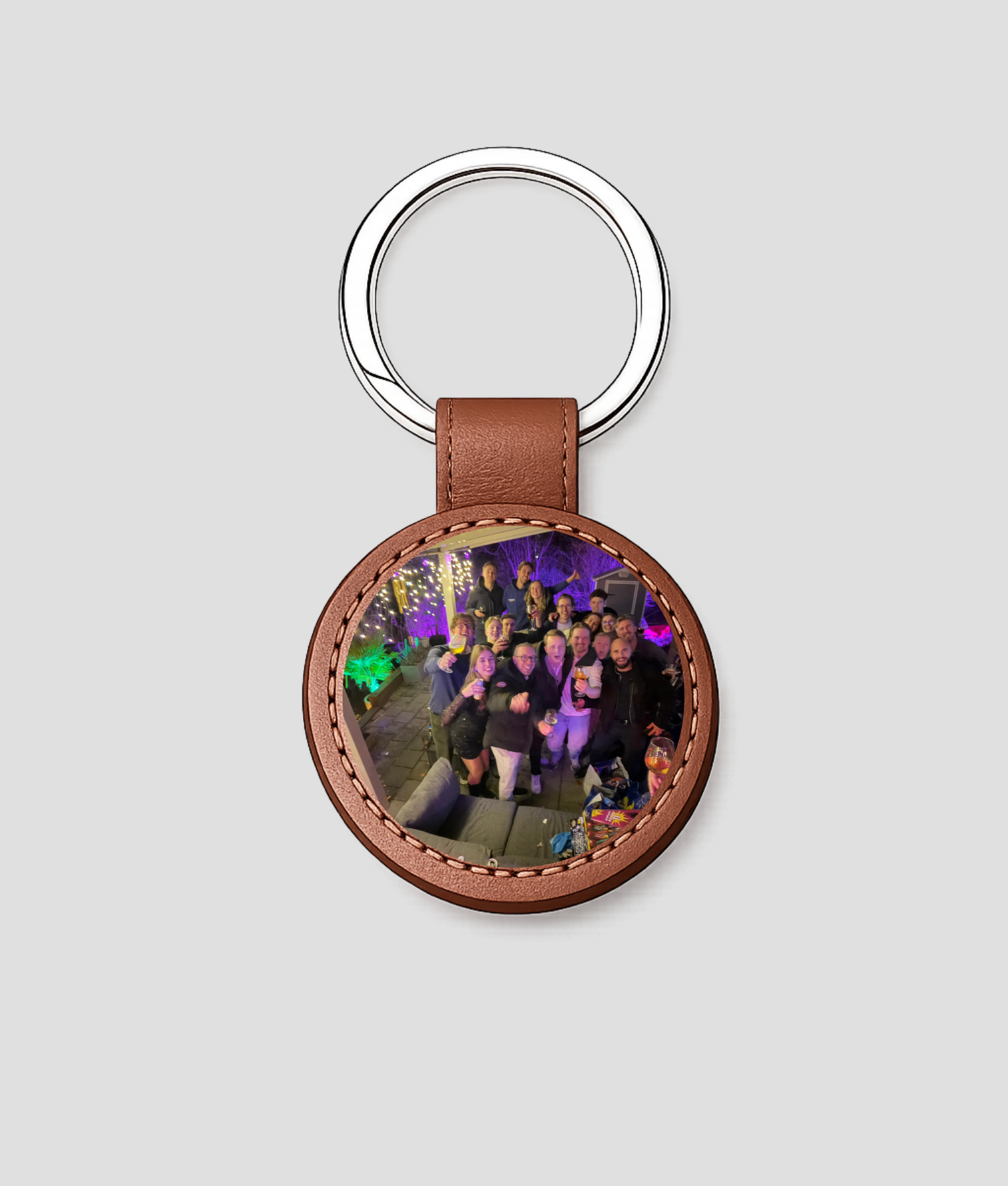 Bruine ronde leren sleutelhanger met eigen feestfoto van een groep mensen