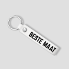 Witte leren sleutelhanger met zilveren ring en tekst 'BESTE MAAT'