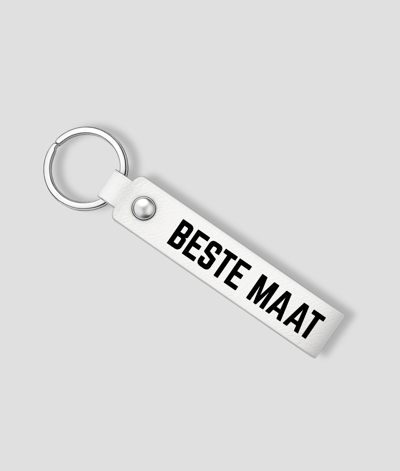 Witte leren sleutelhanger met zilveren ring en tekst 'BESTE MAAT'