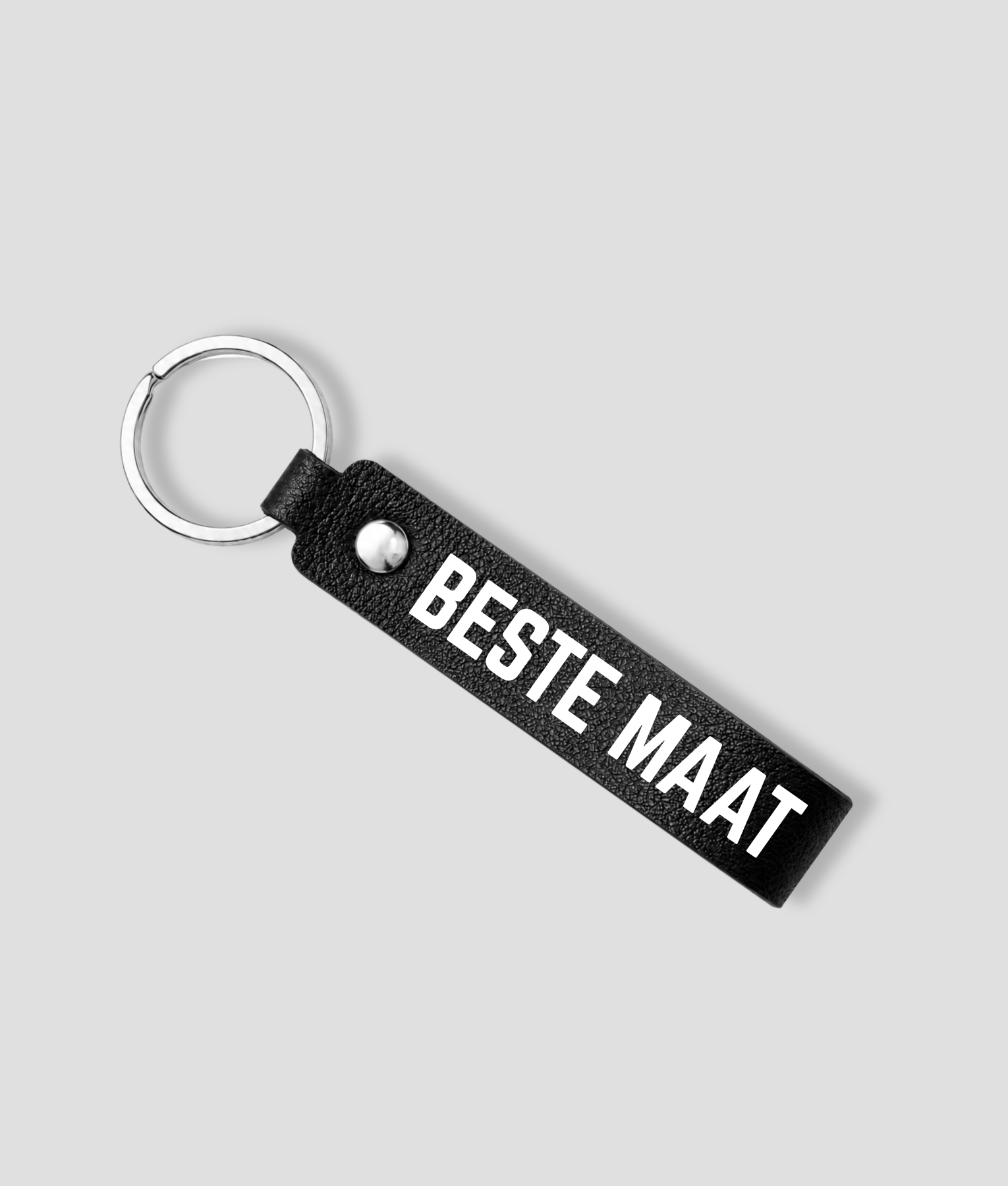 Zwarte leren sleutelhanger met zilveren ring en tekst 'BESTE MAAT'