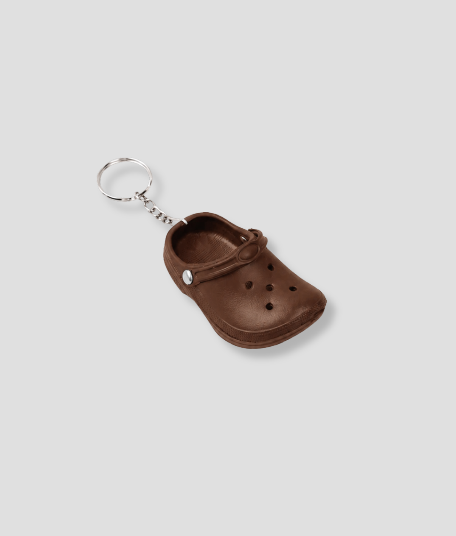 Bruine sleutelhanger in de vorm van een crocs schoen
