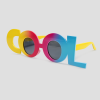 Feestbril in de vorm van de tekst COOL met kleurverloop