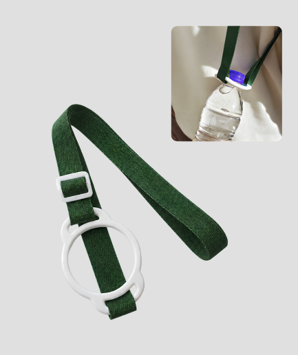 Groene verstelbare fleshouder band met witte ring clip om een waterfles mee te dragen