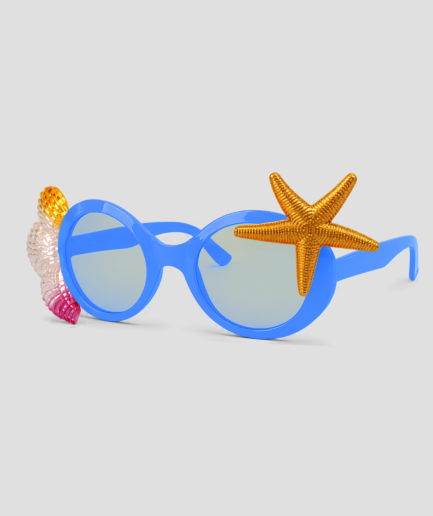 Blauwe zonnebril versierd met een oranje zeester en schelp