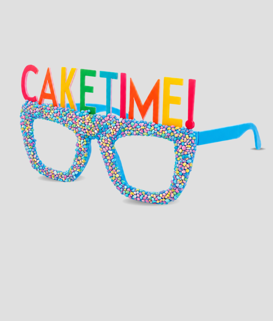 Blauwe feestbril bedekt met kleurrijke sprinkels en tekst CAKETIME!
