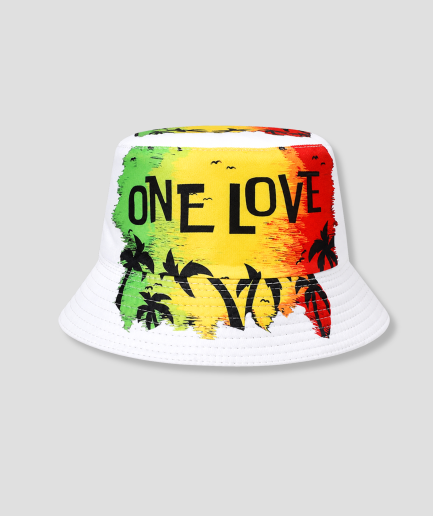 Witte bucket hat met rasta regenboog print, tekst 'ONE LOVE' en palmbomen silhouetten