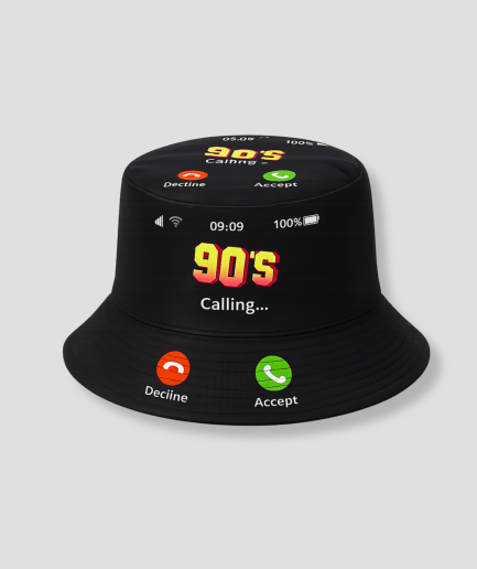 Zwarte bucket hat met retro telefoonscherm print en tekst '90's Calling...'