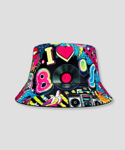 Zwarte bucket hat met kleurrijke retro jaren 80 print van een vinylplaat, boombox, hart en lippen