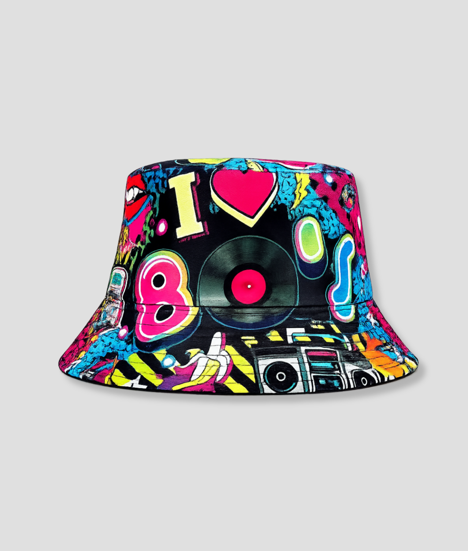 Zwarte bucket hat met kleurrijke retro jaren 80 print van een vinylplaat, boombox, hart en lippen