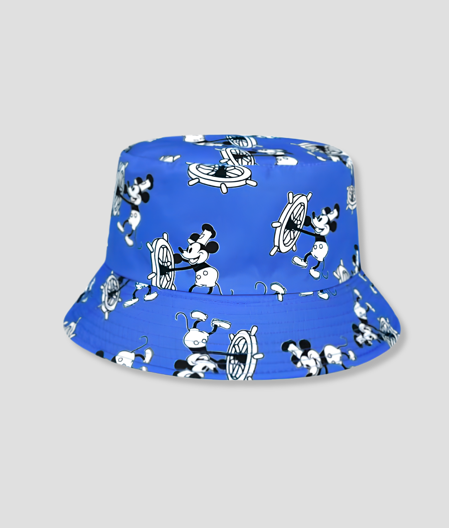 Blauwe bucket hat met retro tekenfilm print van een muizenkarakter aan een scheepsstuur