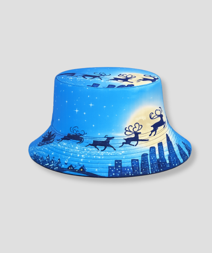 Blauwe bucket hat met print van rendieren, slee en maan boven een skyline bij nacht